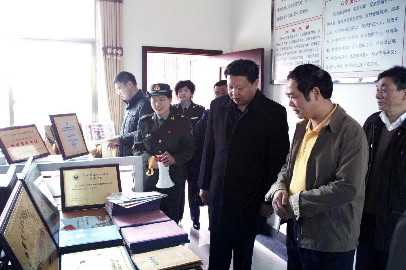 2011年3月，国家工商局总局个体司司长李玉家受中央组织部委托视察开云中国党建工作.JPG