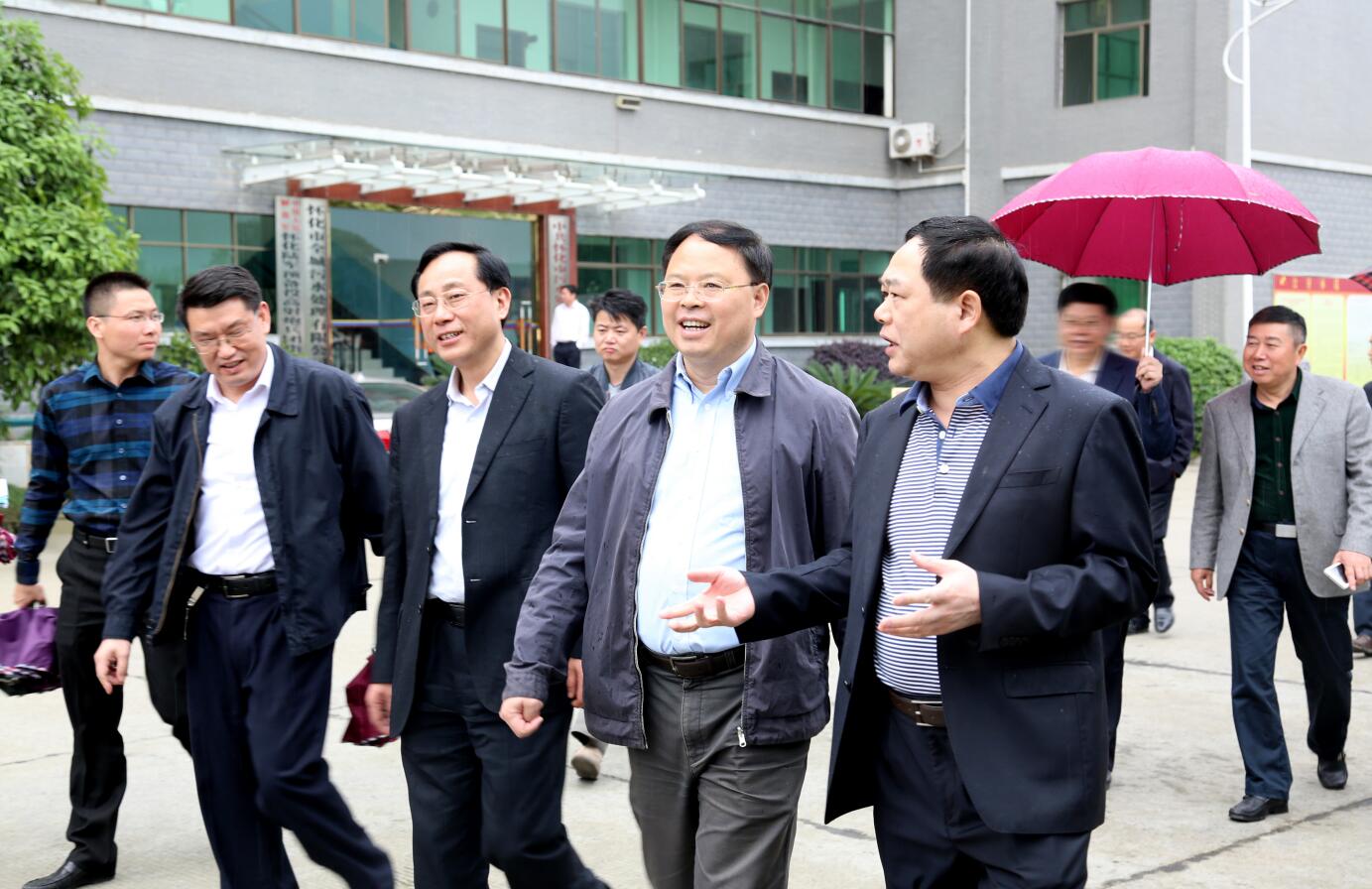 2015年4月，省委常委副省长张剑飞莅临开云中国视察.JPG
